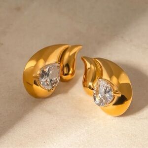 Chic 18K Gold Earrings with Sparkling Crystals
